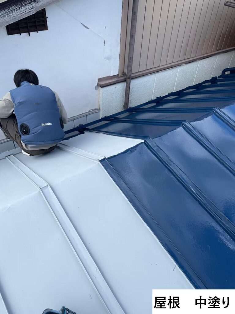屋根の中塗りを行います。<br />
中塗りの段階で凹凸などのない平らでなめらかな下地をつくっておくことで、上塗りがきれいに塗れるため、より美しく仕上げることができます。